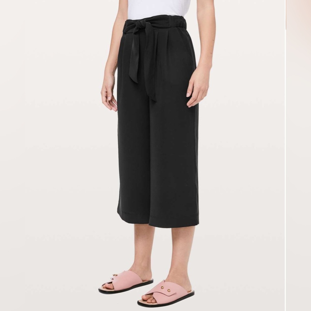 Lululemon sz 2 Noir Crop
Black